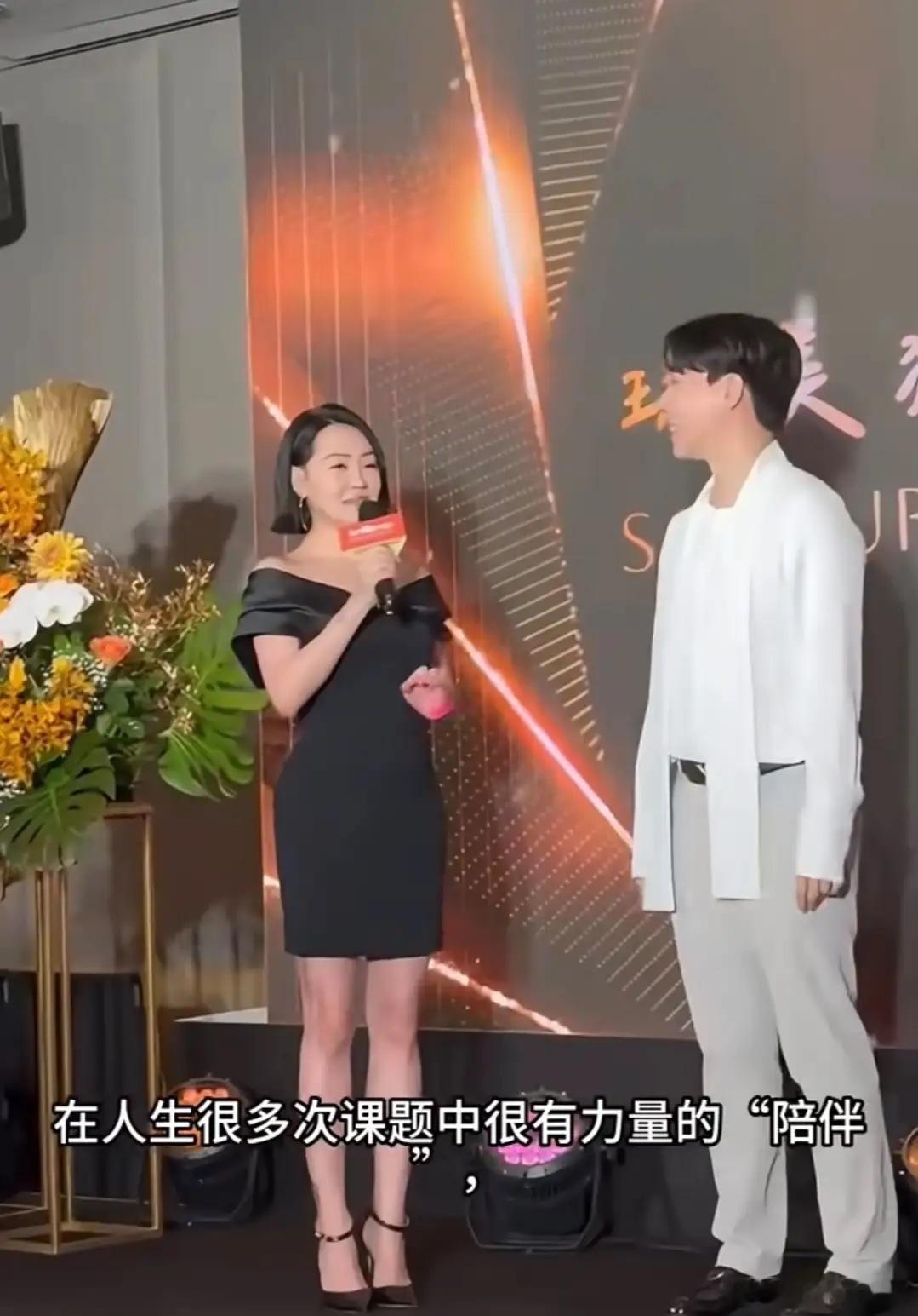 小S再次营业！和搭档派翠克在韩国出席活动，身穿黑裙状态大好！