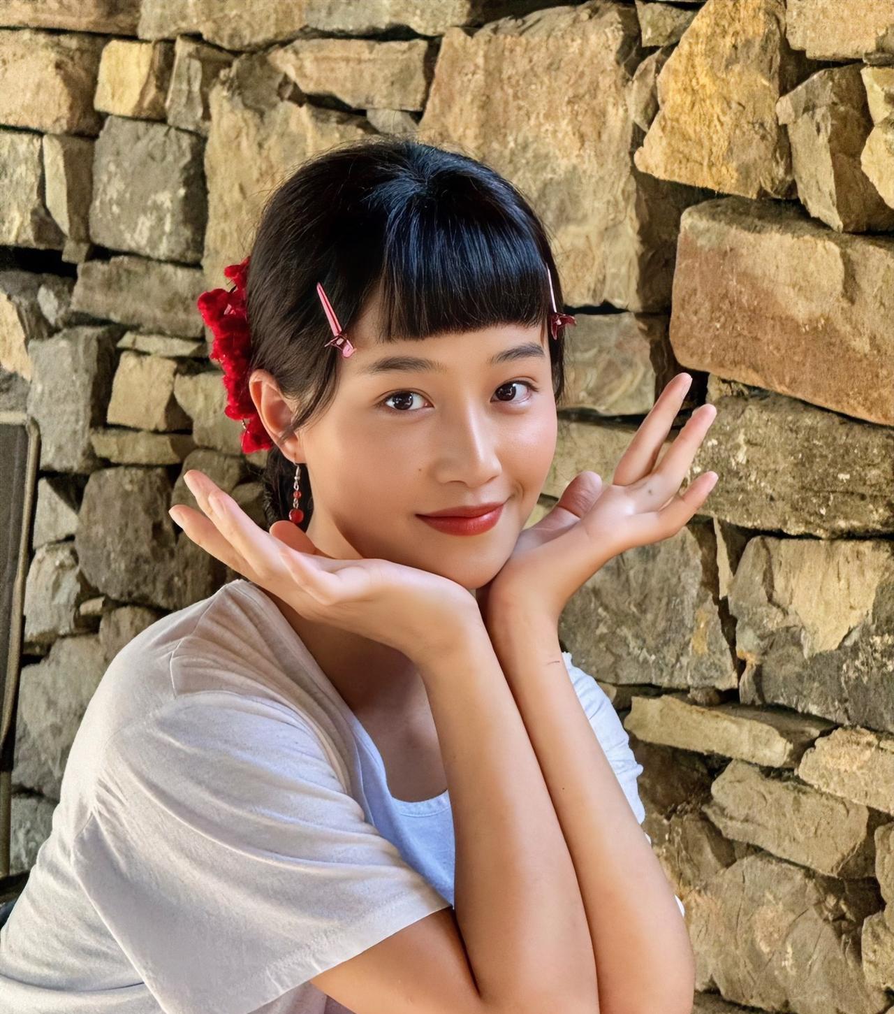 蓝盈莹这人很奇怪，明明演技很好，但是基本都是女二，女三，原因很简单，其实就是