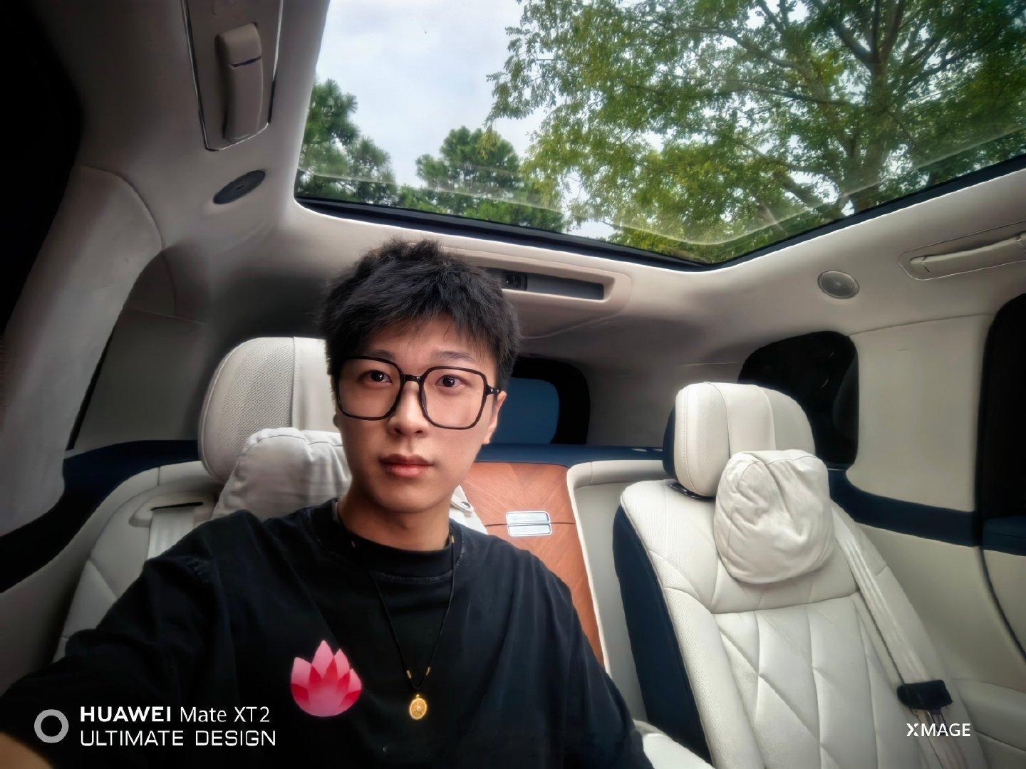 问界M9Ultimate领世加长版五座版澜月白内饰我个人觉得五座版给人更紧致更豪华的感觉。我小时候家
