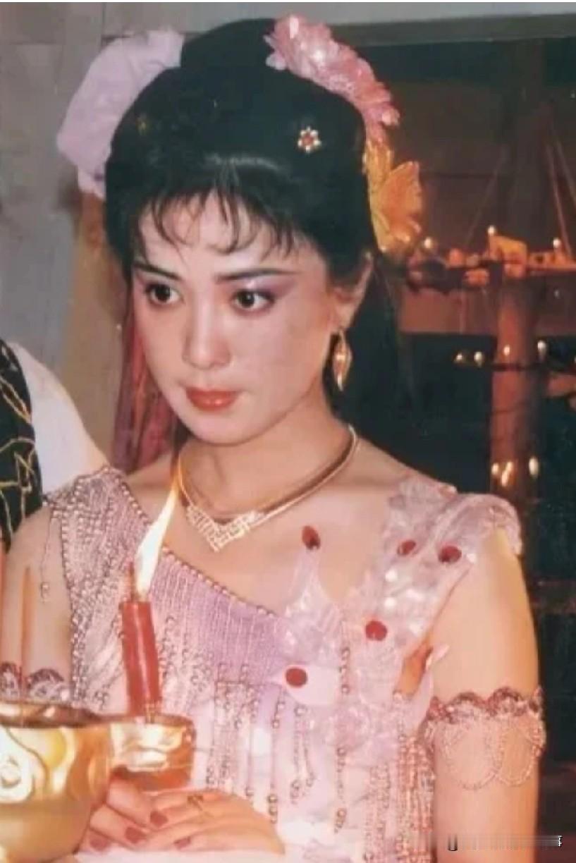 有人吐槽傅艺伟脸长、中庭长，我只想说：请让我的脸和中庭也长成这样！她是真漂