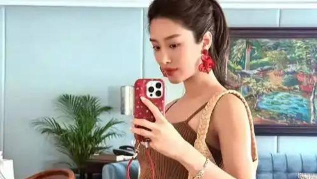 杨采钰孕肚争议登顶热搜!从法式穿搭顶流到争议中心的生存哲学