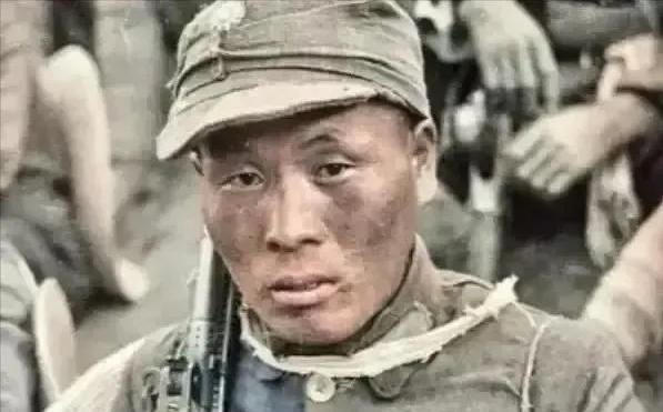 1945年5月，机枪手曾岳峰因伤掉队，没想到，他遇到100名日军正在吃饭！他立马