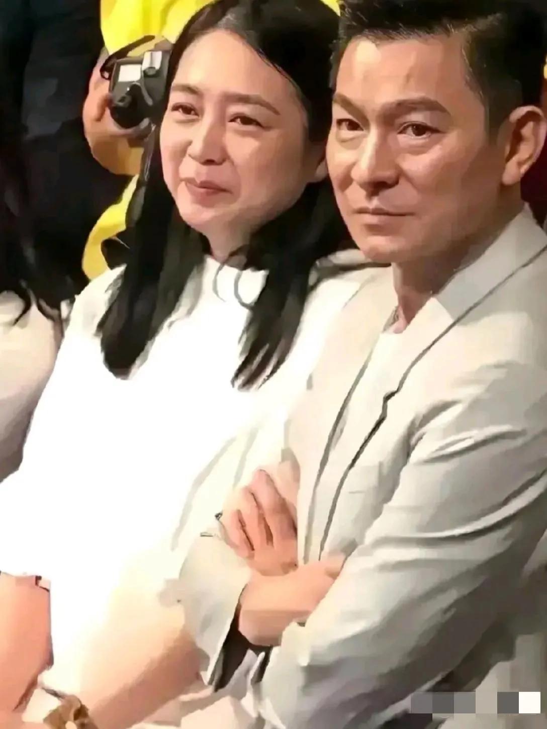 曾经漂亮苗条的朱丽倩也变得寻常发福了，与年轻时天壤之别了，你看是吗？