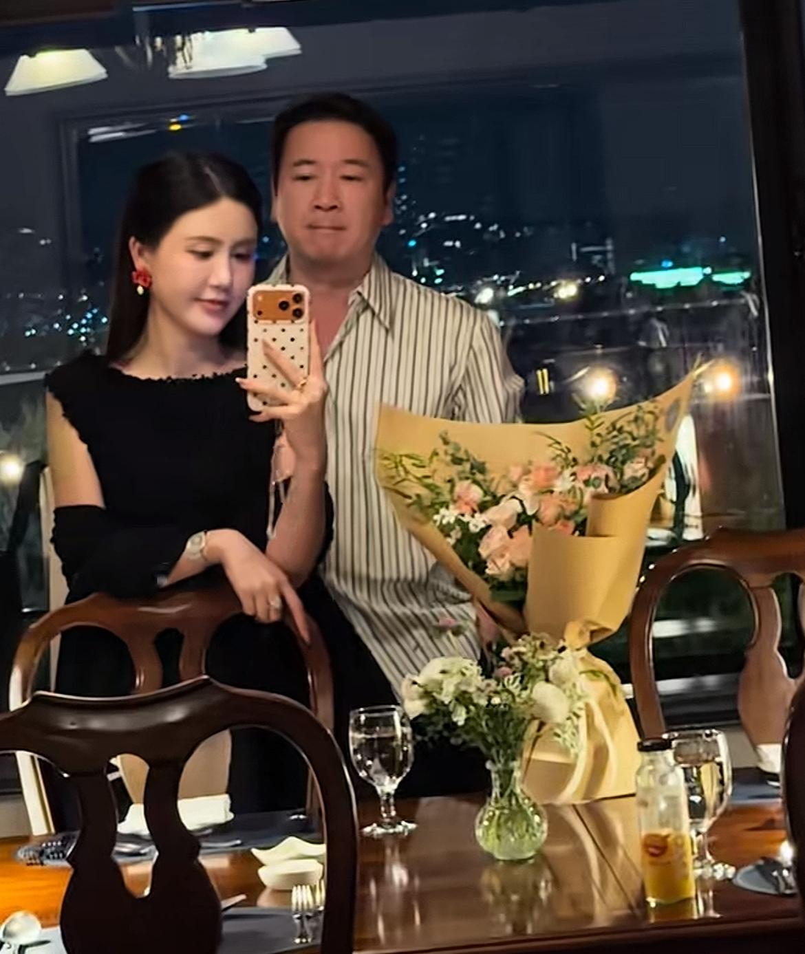 赖文峰和妻子楚铃贵七夕节，穿格子衫更显儒雅，特地准备鲜花，细节曝光，他们一家仍然