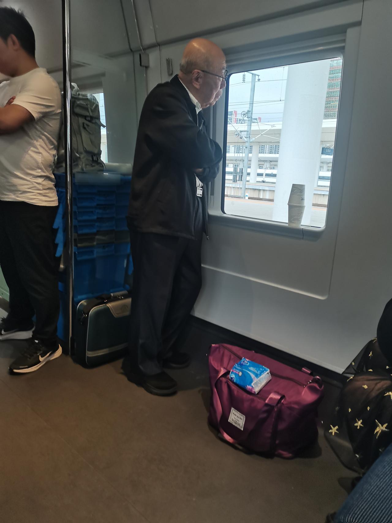 老派香港人！在清明的高铁上，碰到一位赴老家祭祖的老大爷，他没有座位，所以一直站着