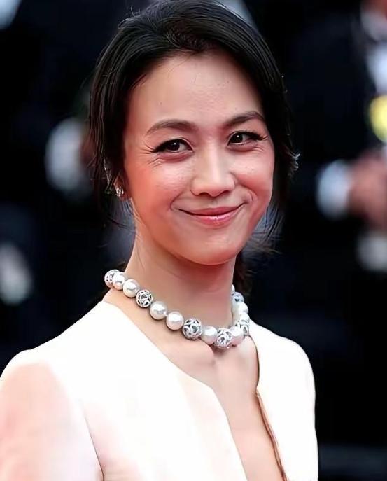 汤唯脖子上那串“鸽子蛋”
