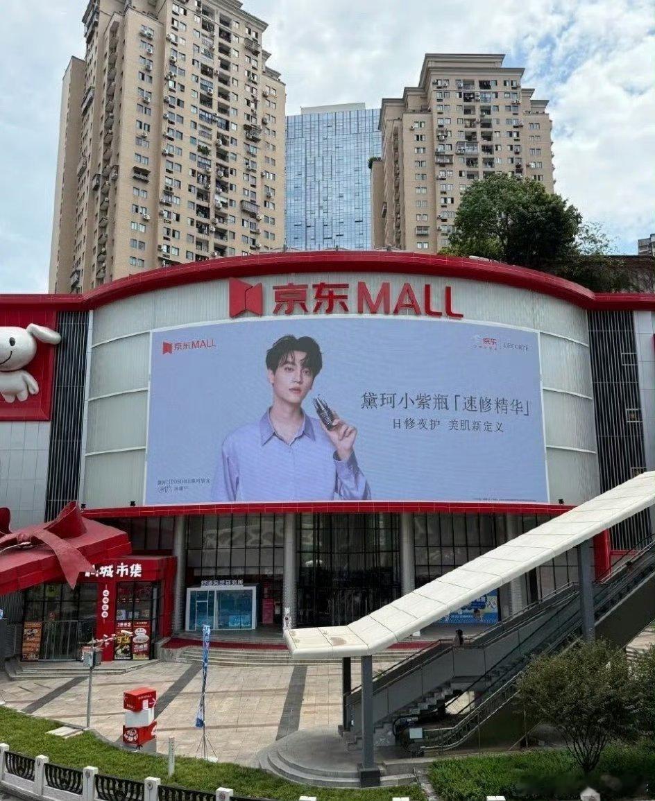 檀健次给商务拍的公式照和时尚大片一样，这也太酷了[点赞]​​​