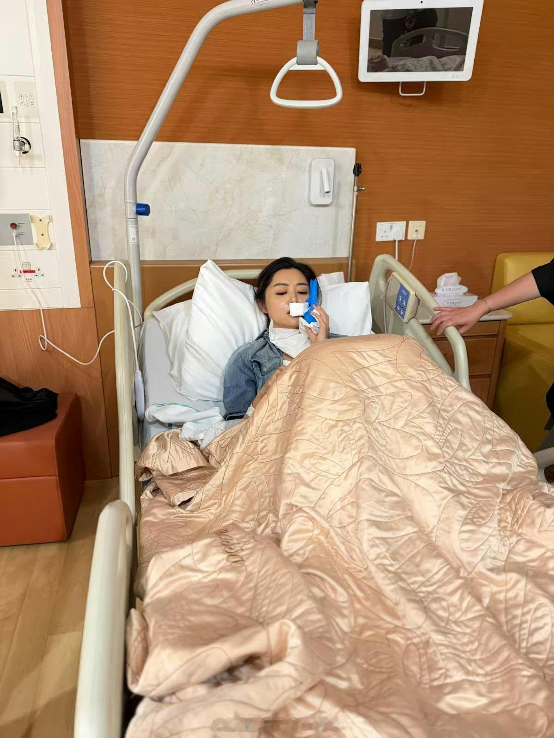 卫诗雅拍戏意外口部缝合五十多针，张继聪第一时间送上慰问：听闻伤势十分心疼卫诗雅（