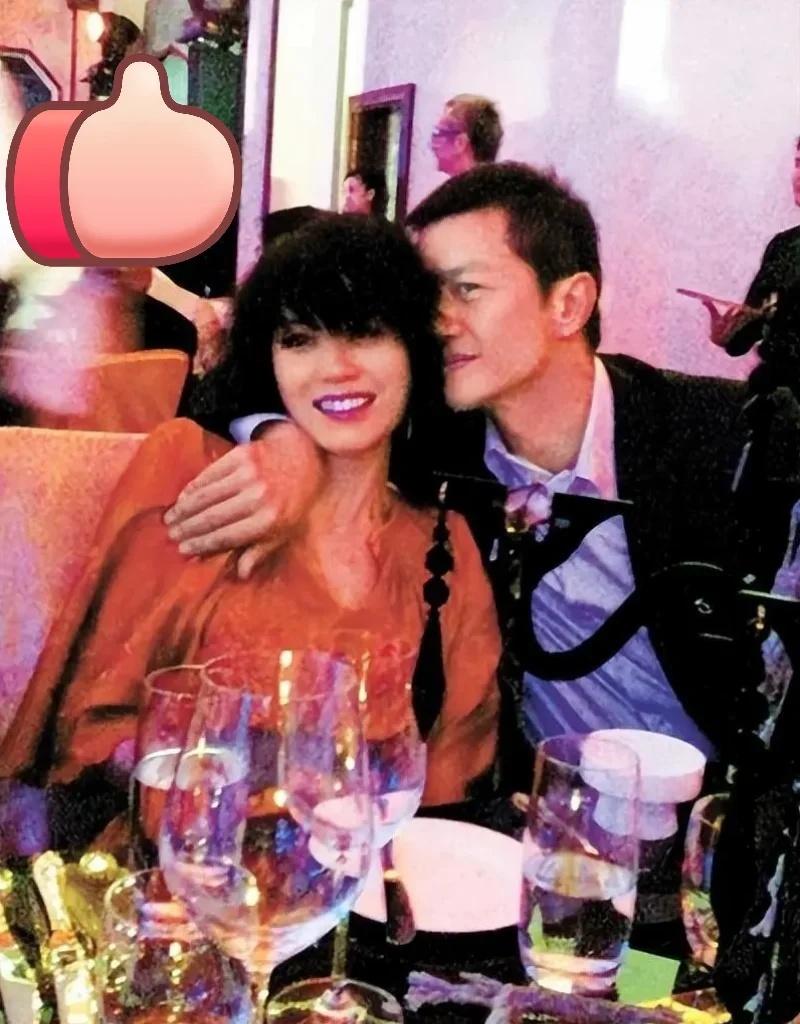 王菲李亚鹏也曾真心相爱过这是2010年李亚鹏为王菲庆生的照片，王菲笑颜如花。