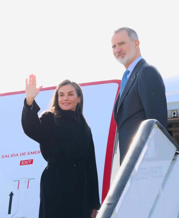 西班牙王后启程成都，一身全黑造型朴实不失气场！11月9日莱蒂齐亚王后陪同国王费利