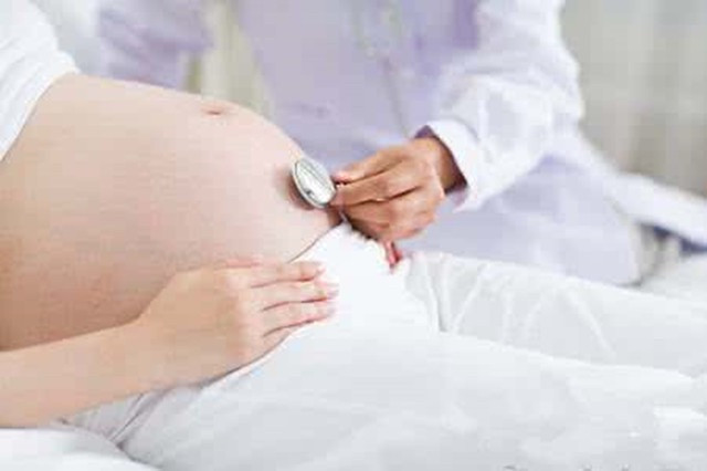 产妇生下女婴5分钟后，意外发现肚子里竟还有一个娃，本人及家属此前全不知情。这件事发生在深圳一家医院，