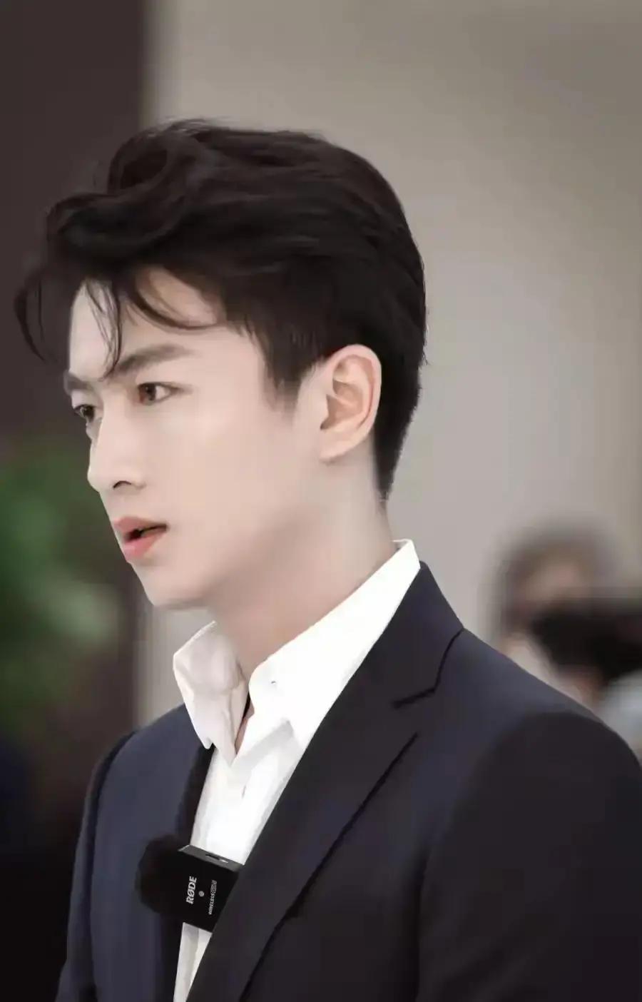 “陈晓老了”？热搜刚挂，评论区直接炸锅。结果合体照一出，脸还是那张脸，但松