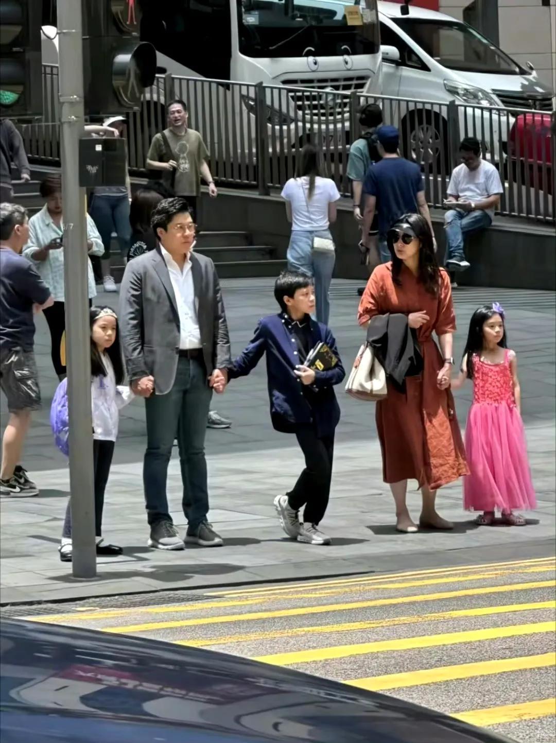 网友在香港街头偶遇霍启刚郭晶晶一家五口，霍启刚真的是一个很有担当的父亲，一只手牵