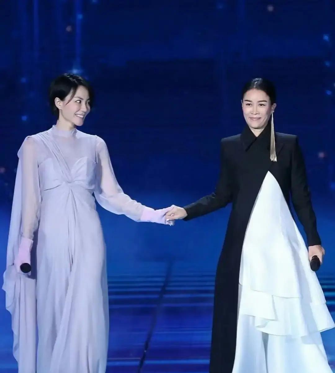 28年后，王菲替身登台！那英牵的不是窦靖童，是时间本身。前奏一响，我手机直