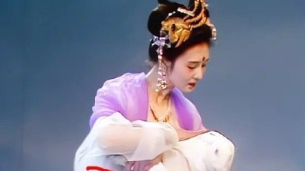 《西游记》中，嫦娥抱玉兔原来是这样抱的，我承认当年我只顾看嫦娥了​​​