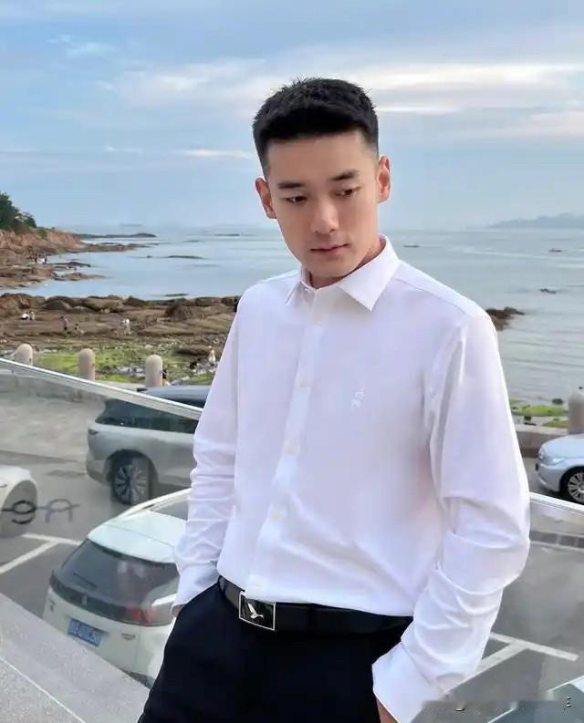 发现没？30+成熟男生的体面，从来不是靠夸张logo堆出来的，商务宴席上的一杯茅