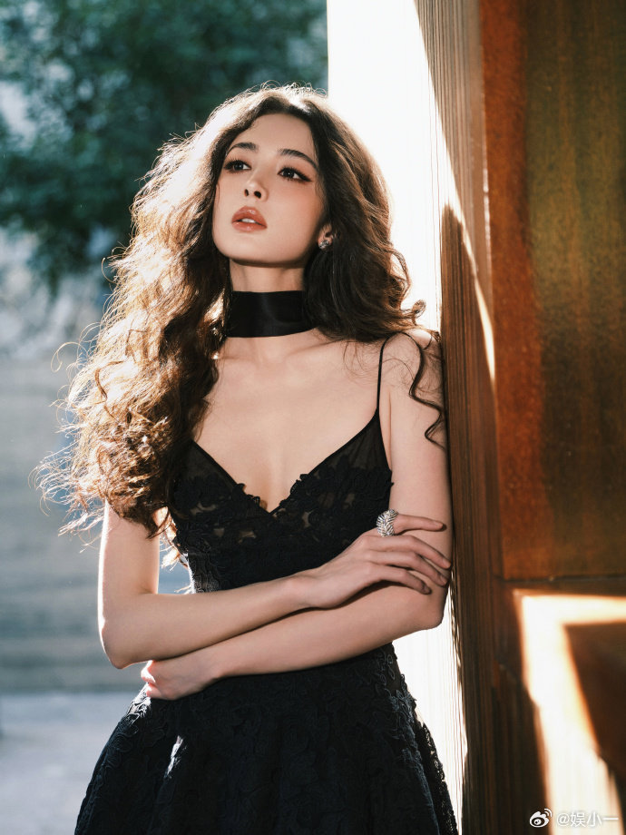娜扎我要做这只蚊子听闻娜扎被蚊子“亲”了一口，这可不得了，大家都在打趣想当那
