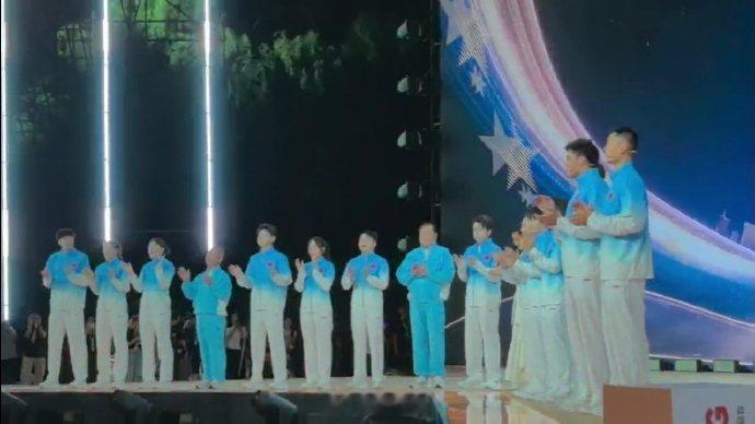 王楚钦接过火炬8月3日晚间，第20届名古屋亚运会中国体育代表团领奖装备发布仪式在