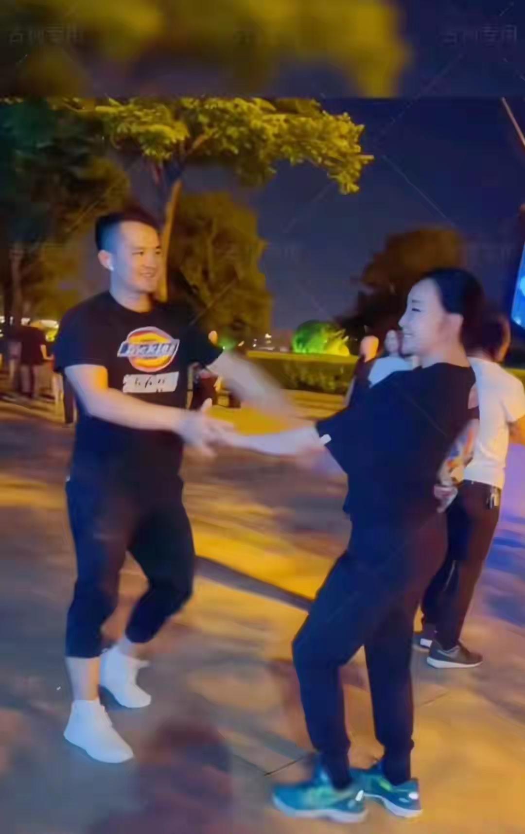 古柯和刘晓庆这事儿闹得沸沸扬扬。古柯，这位刘晓庆的前助理，在网上公然曝光与刘晓庆