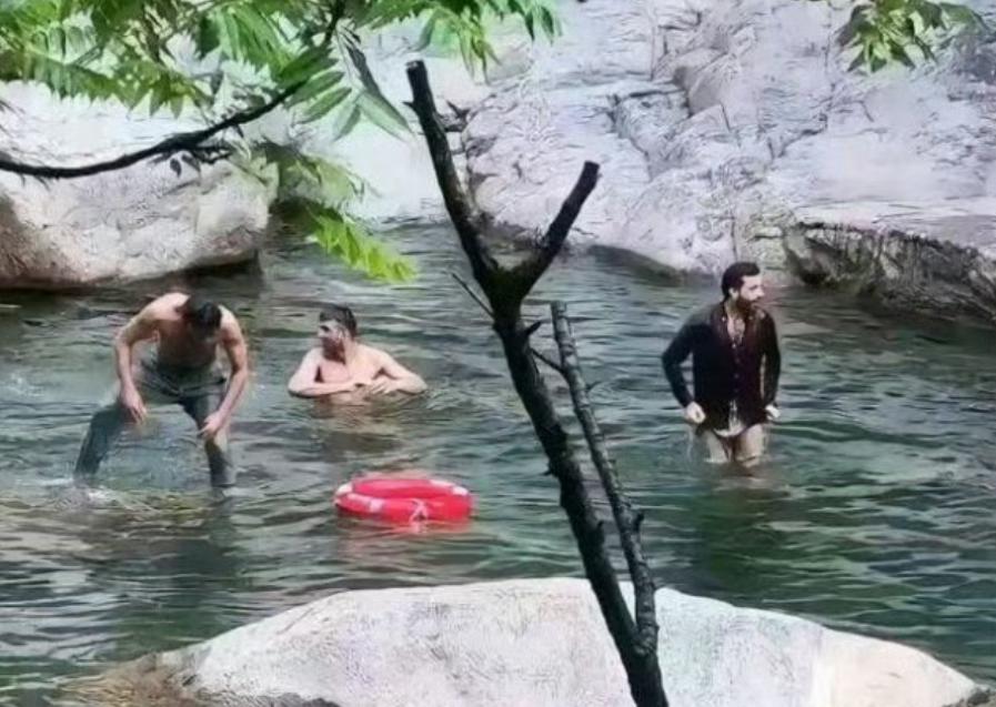 印度人疑在庐山景区洗澡？实在是有碍观瞻。11月8日这天，在江西庐山五老峰下的