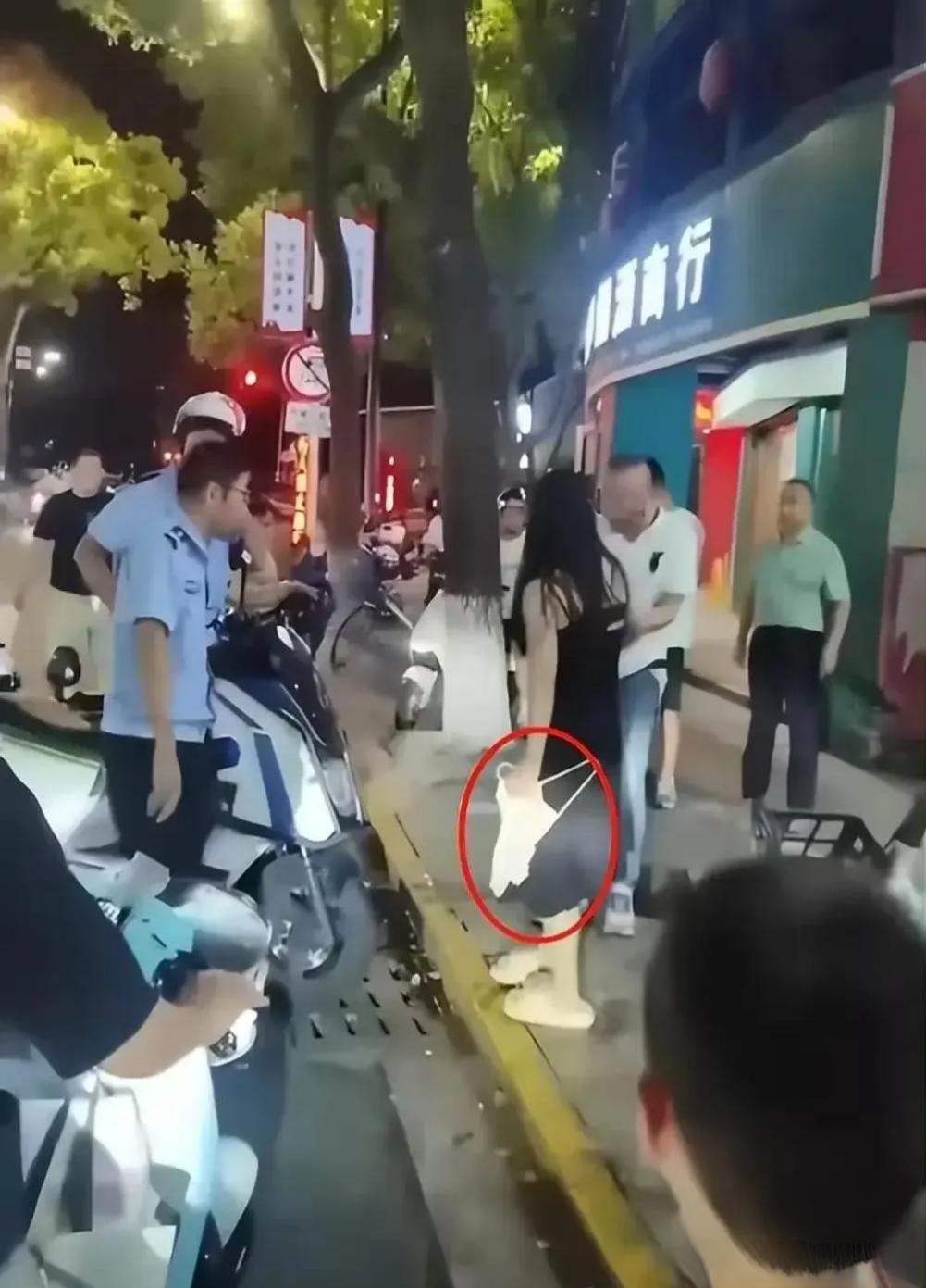 在浙江温州，发生了这么一件让人有些哭笑不得又值得深思的事儿。一位女士在自家阳台上