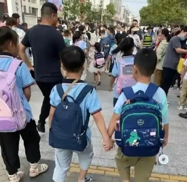 人民日报都看不下去了，现在很多城市小学，三点半就放学了，家长接娃确实是个大难题，