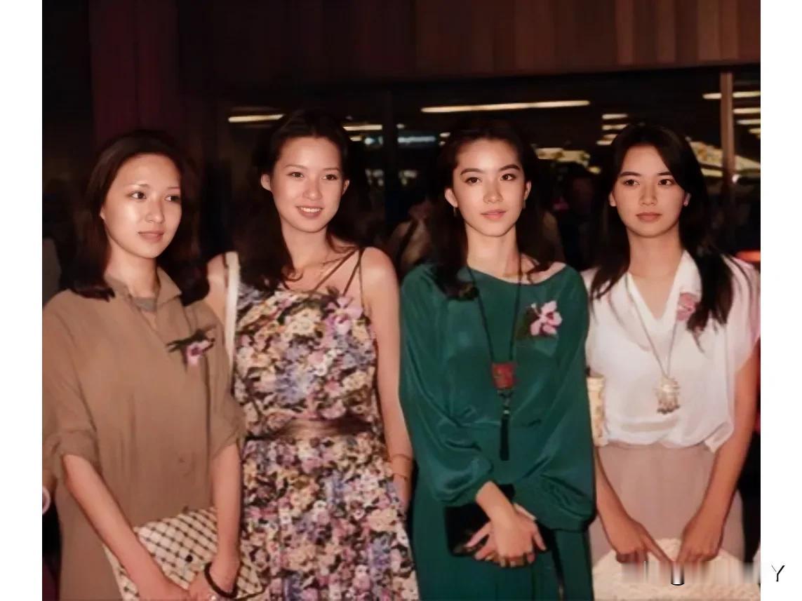 上世纪八十年代，胡因梦、周丹薇、林青霞、胡慧中同框的合影，四人当中数胡慧中年龄最