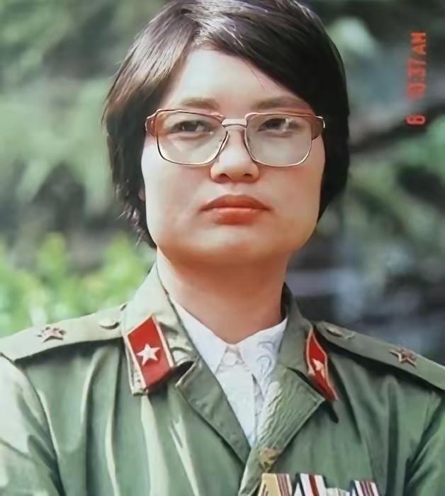 1986年，一个女医生被哨兵拦住，要求出示通行证，没想到，她直接掏出一颗手榴弹：