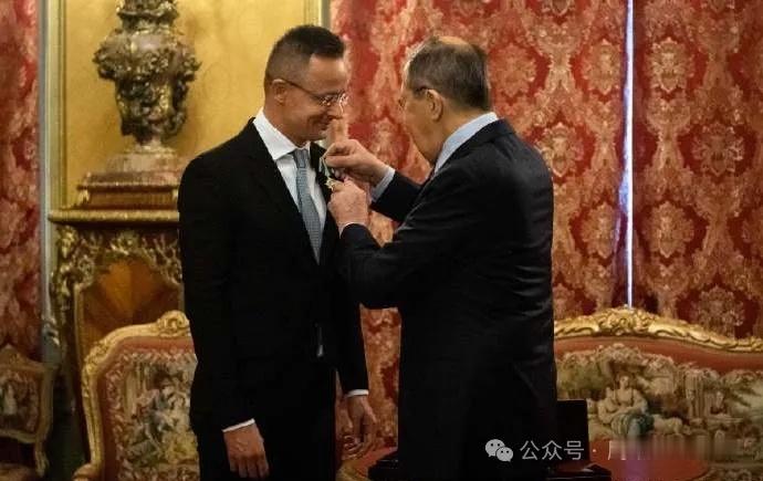 匈牙利大选尽管此前曝出欧尔班在与普京通话中“老鼠和狮子”的比喻，克宫也为欧尔班