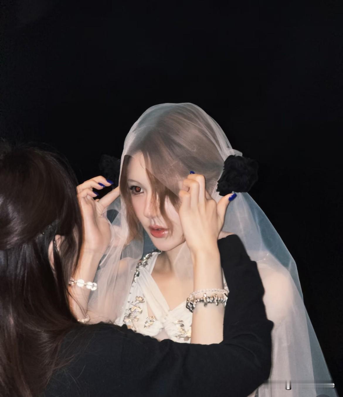 11月1日，赵露思出新歌，原以为会轰动内娱，结果只起了几个水漂，虞书欣也一样！