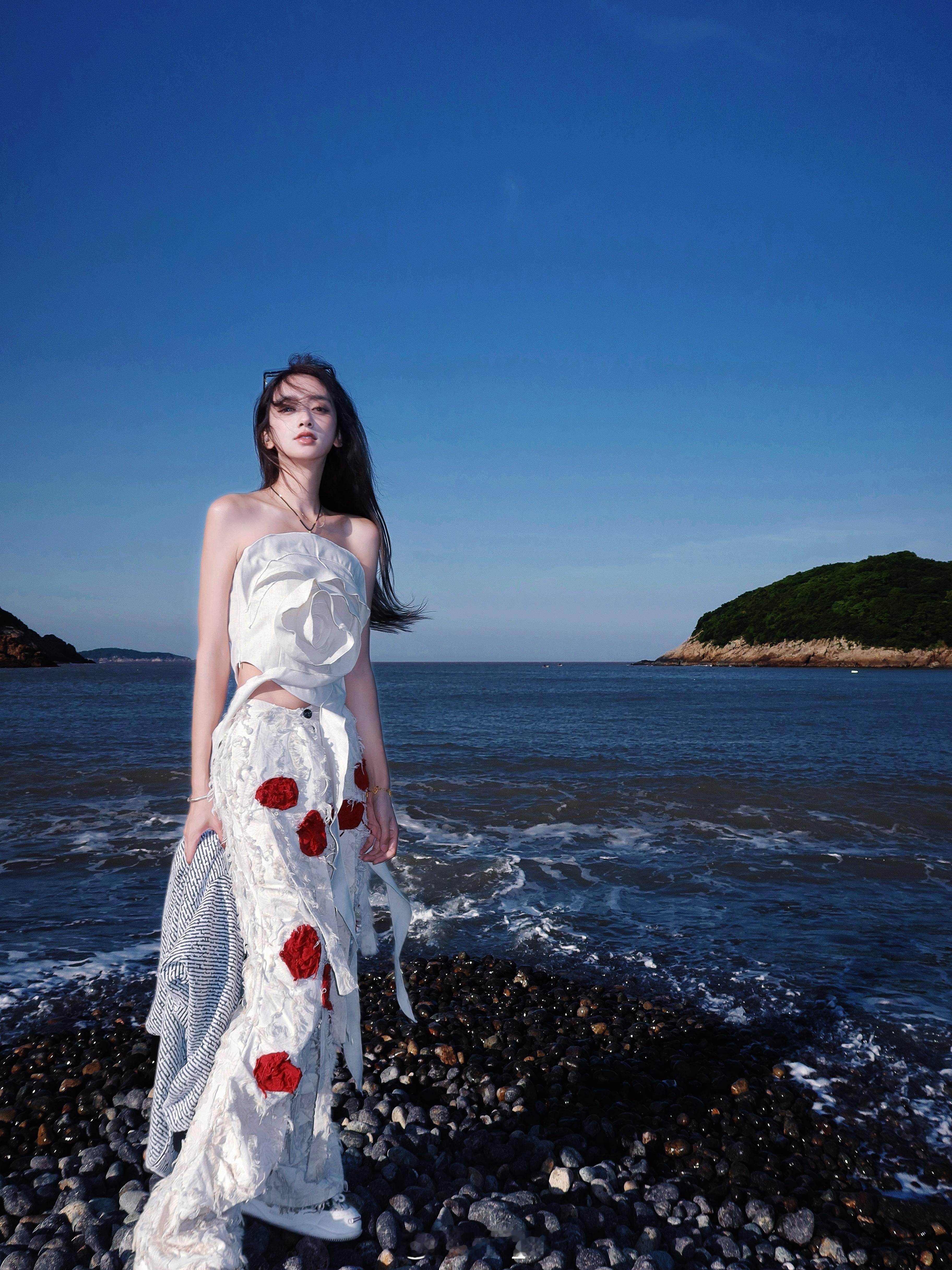 小时候只喜欢冬天因为会下雪后来喜欢夏天可以穿喜欢的衣服现在喜欢四季冬天有雪春