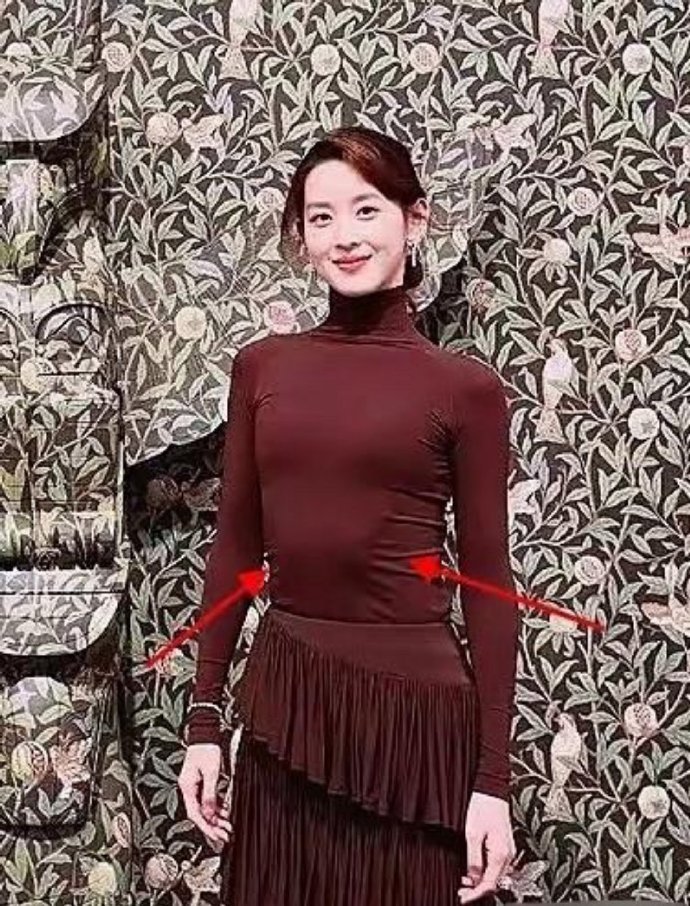 章泽天这是天天打网球运动练出了腹肌了吗，还是天生太瘦骨头突出呢！31岁的她太漂亮