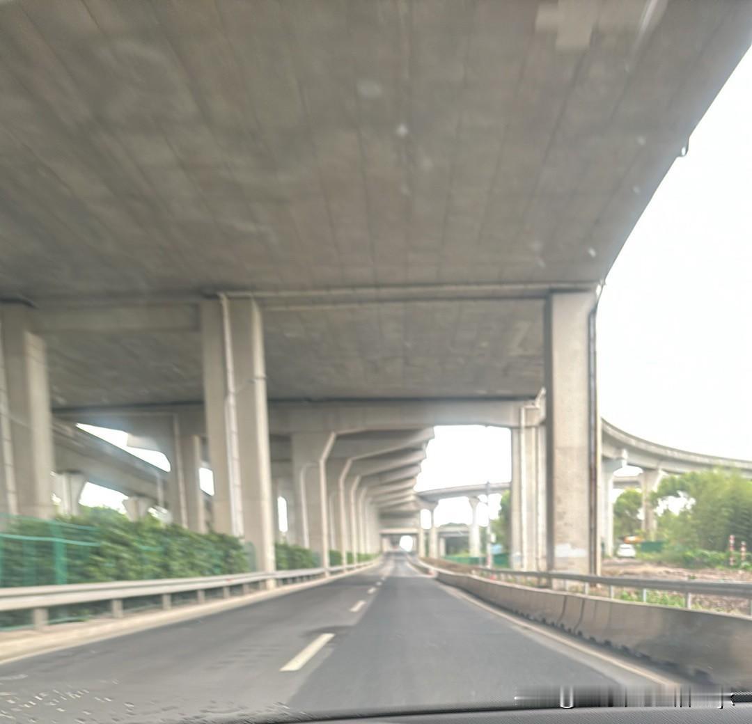 国庆假期，上海人到底去了哪里？到处都是冷冷清清的感觉，马路上的汽车明显少了很多，