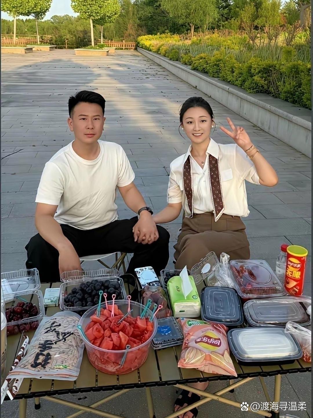 陈亚男挺会玩，带着自己帅气的新男友大鹏，户外搞野炊​