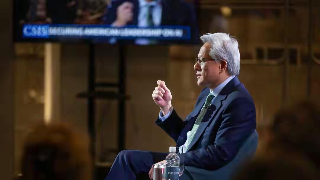 黄仁勋吓唬特朗普：中国干2天，顶我们瞎忙3年，你告诉我怎么赢？“中国建一座A