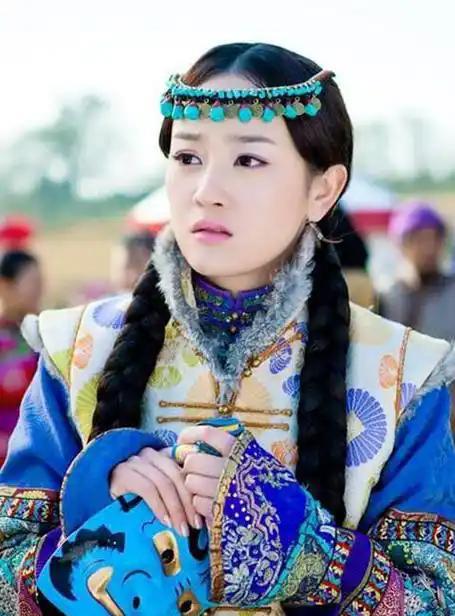 1634年，25岁的海兰珠，嫁给了42岁的亲姑父皇太极。这个婚姻对于海兰珠来说，