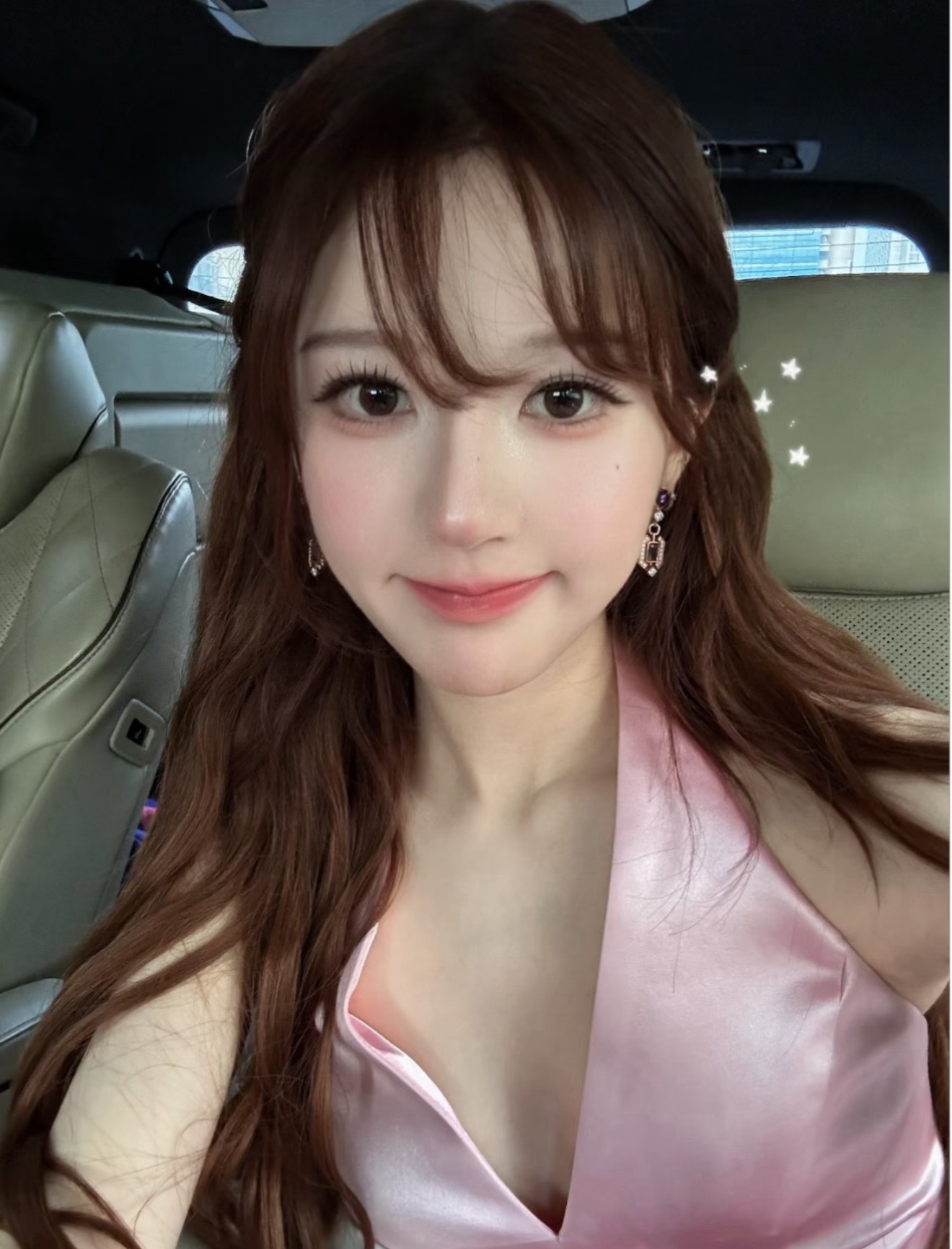 赵露思各种风格切换，只需要一个萌萌的齐刘海…