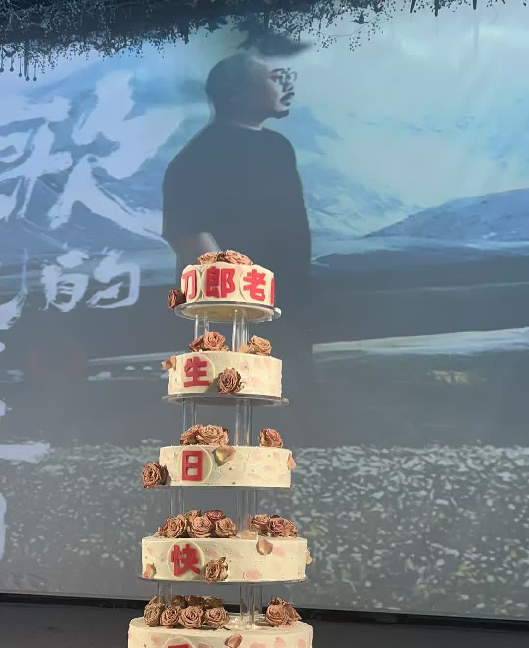 这么多明星来重庆开演唱会唯独刀郎最让人感慨我不是他的粉丝，他在里面唱