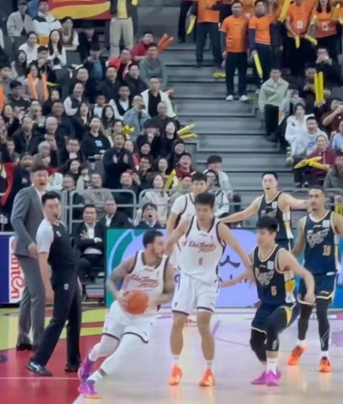 国内CBA裁判的吹罚水平真的有待提高。陈家政的三分变两分，约克绝杀前就运球踩线出