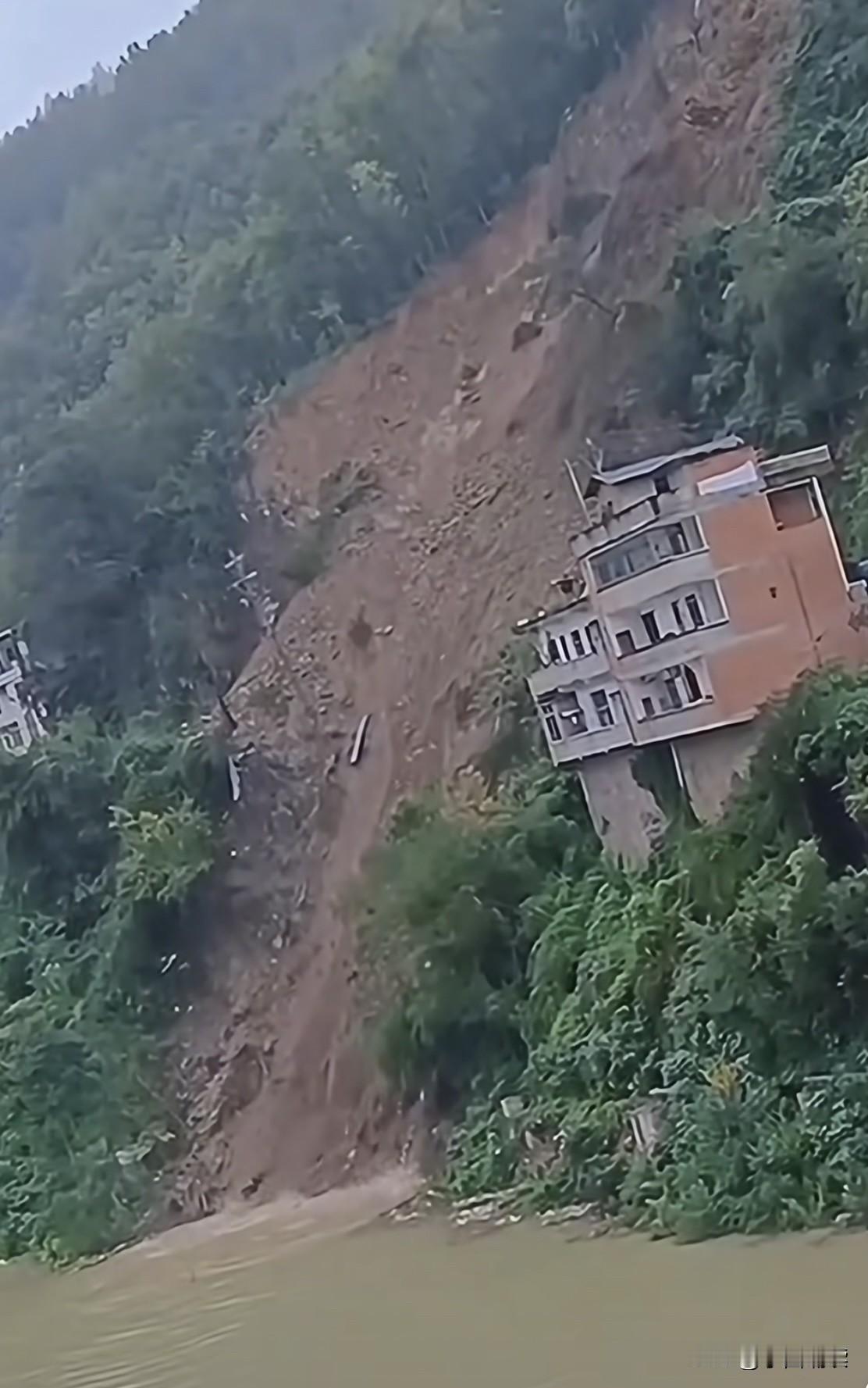 哇，看看这栋房子，这一家人真是命大、福大、运气大啊！