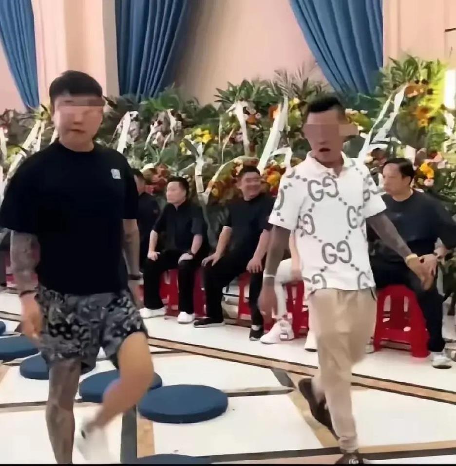 真让人难以理解，杨少华老爷子葬礼上居然有人穿着大裤衩、花衬衫就出现了，这难道是天