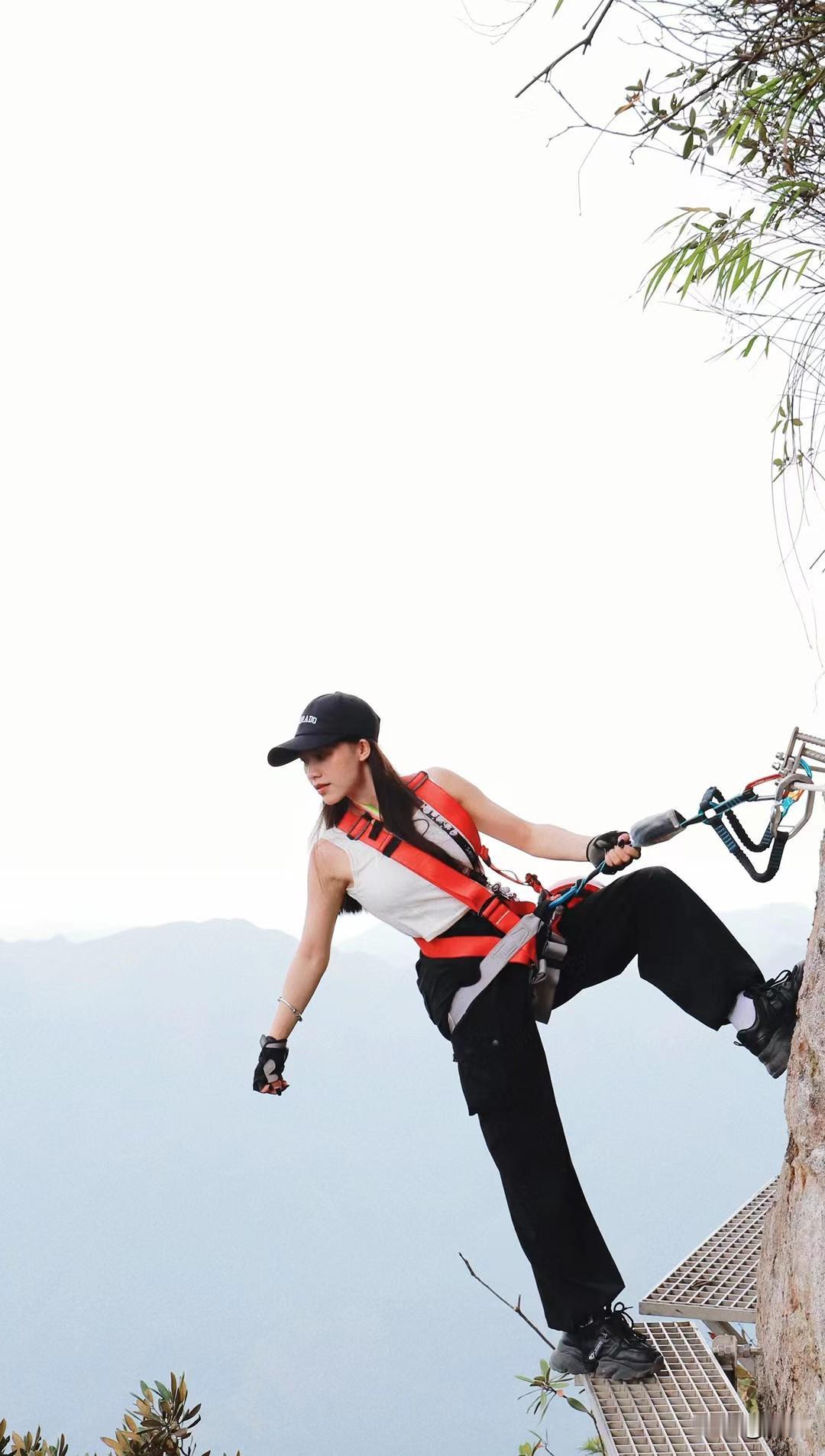 00年，25岁。发现了一个真相。好像人只要多出去看看走走，那她就会变得很