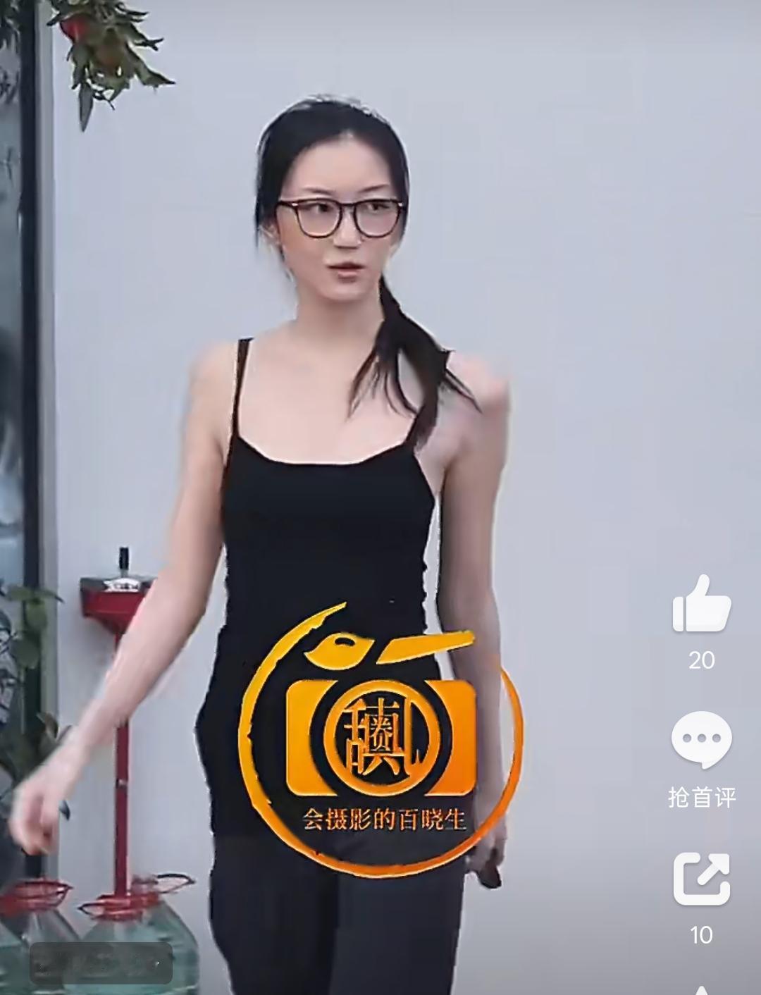 就喜欢她这种拽拽的样子，说实话她的气势看起来比王菲还强大！只能说父母把她养的很