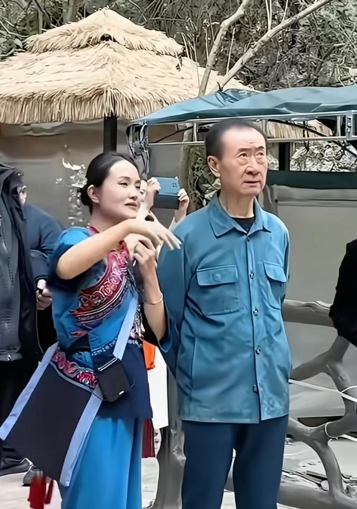 王健林老得脱了形！刚刷到王健考察贵州罗甸的视频，视频里王健林瘦得……用一句不