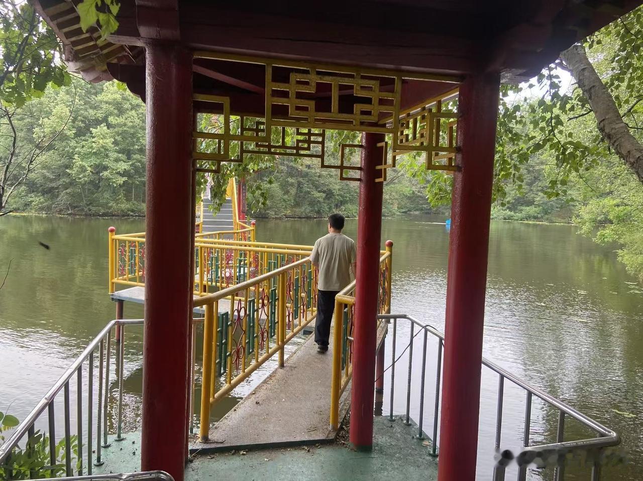 今天我在小区溜达，一个看上去三十几岁但实际肯定四十几岁的女人跟我热情打招呼。我也