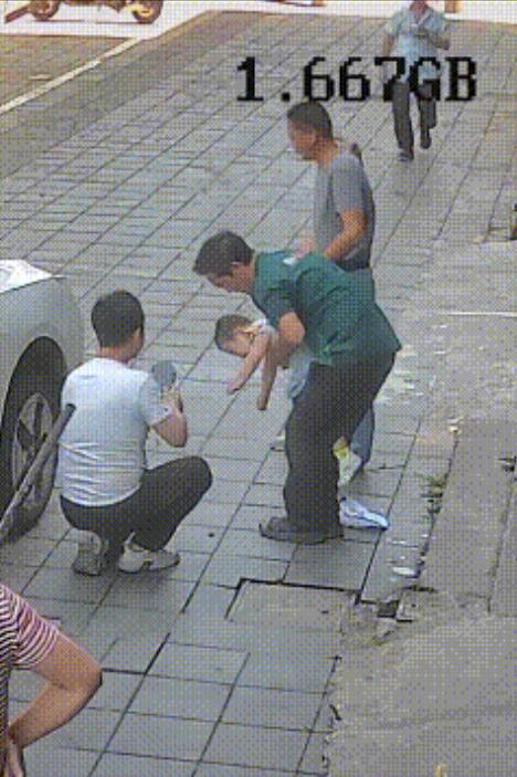 浙江宁波，一老人抱着孩子边哭边喊“救命啊”，汽修店老板上前看到孩子小脸憋得发紫