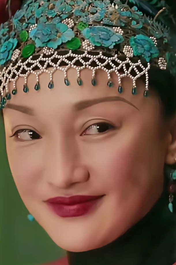 终于明白了，李纯和周迅带同款额饰，为什么李纯看起来更好看？因为李纯更年轻啊！李纯