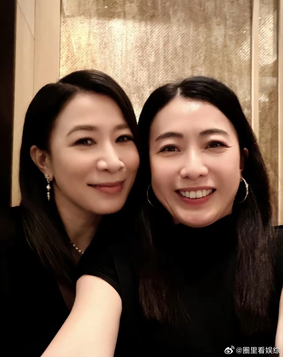 富婆甘比自己都没想到晒与佘诗曼合照竟然比51岁的佘诗曼还要老气，可见不婚不育的人
