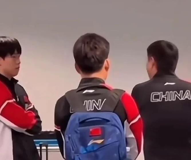 原来，孙颖莎球拍第一天就出现问题了！邱贻可讲述了当时情况，根本没法打了。然后