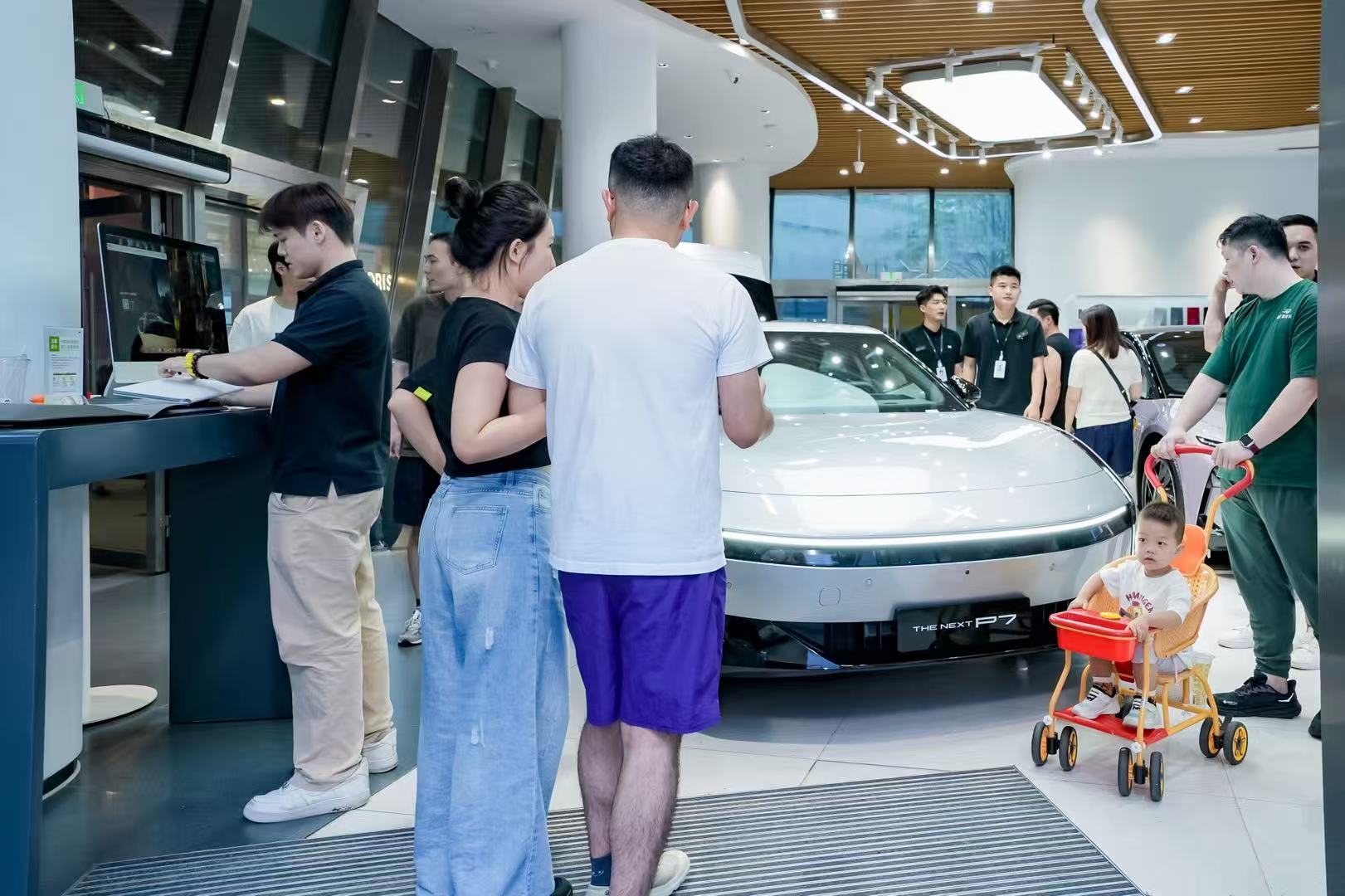 上市首个周末，小鹏汽车门店彻底火出圈了！全国各家门店人从众叕…挤满了前来试驾的